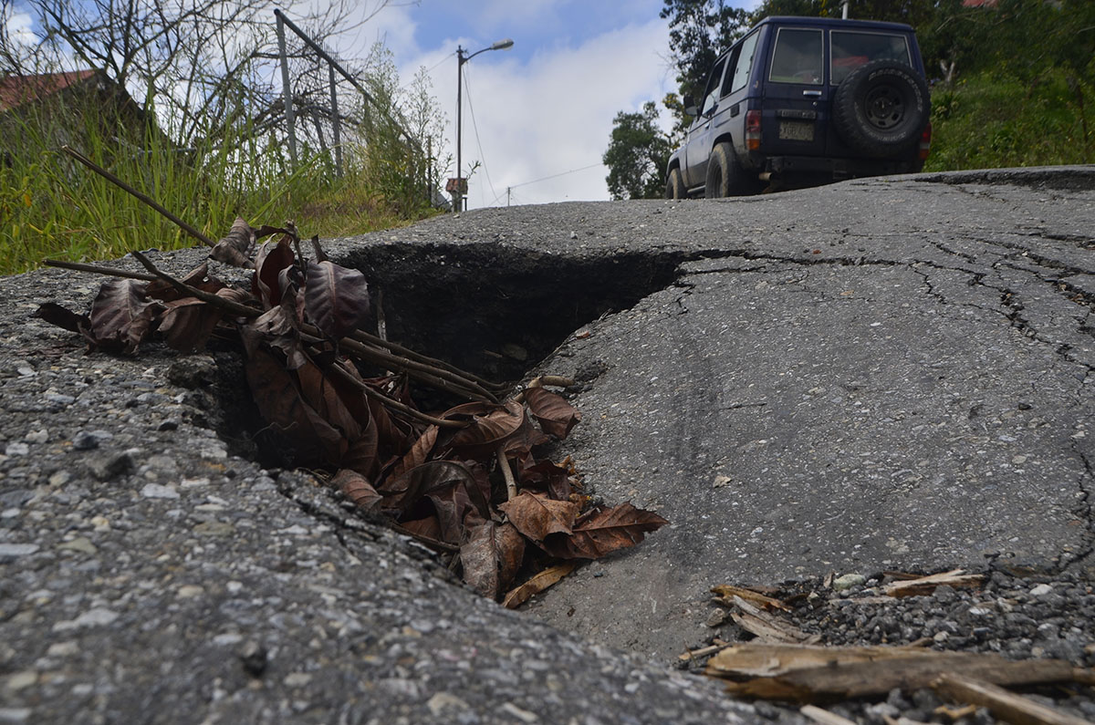 Vecinos hartos de cráter tragacarros en La Enea