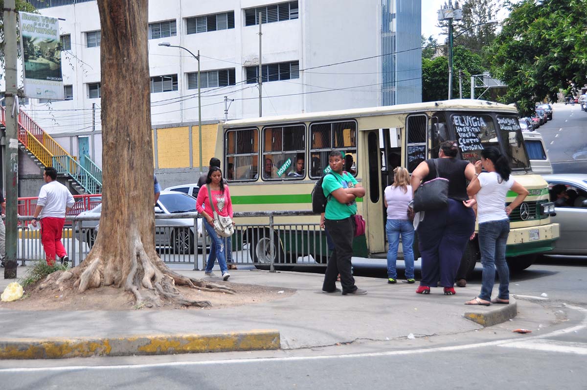 Usuarios instan a combatir anarquía en paradas