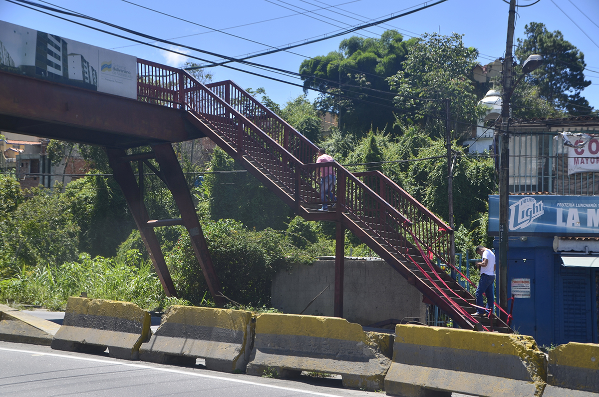 Claman por reparación de pasarela en la Panamericana