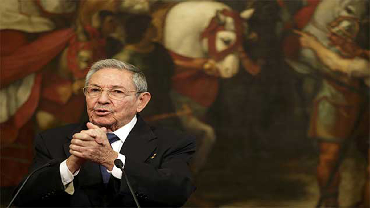 Raúl Castro anuncia visita a Cuba del papa Francisco