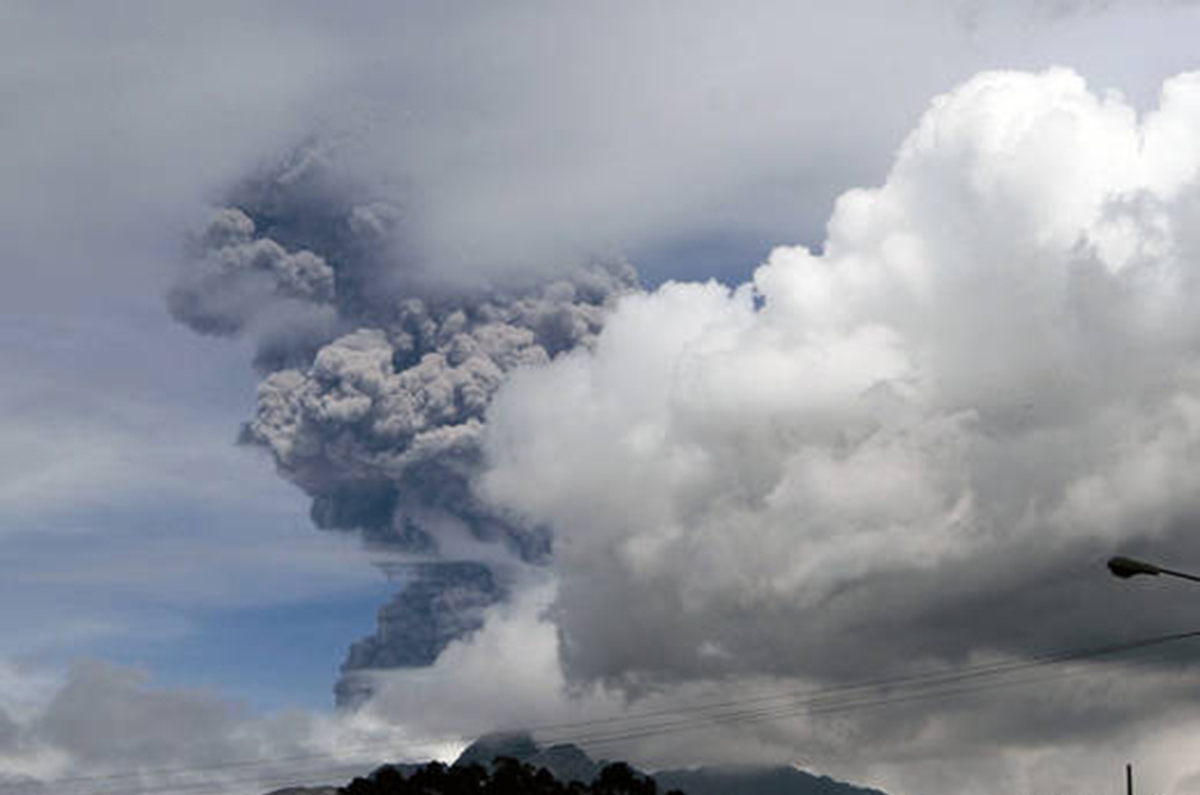 Correa anuncia evacuación preventiva por erupción de volcán