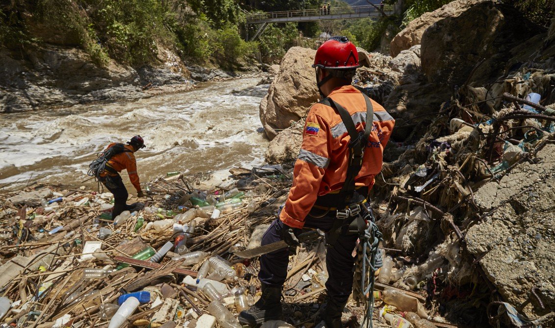 Con drones buscan a niño que fue lanzado al Guaire