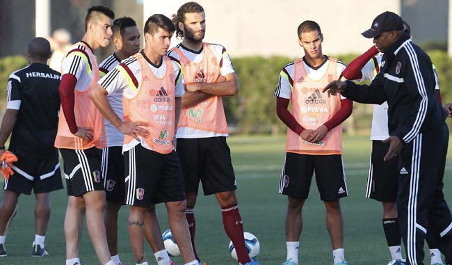 Sanvicente convocó a 24 jugadores para enfrentar a Paraguay y Brasil   