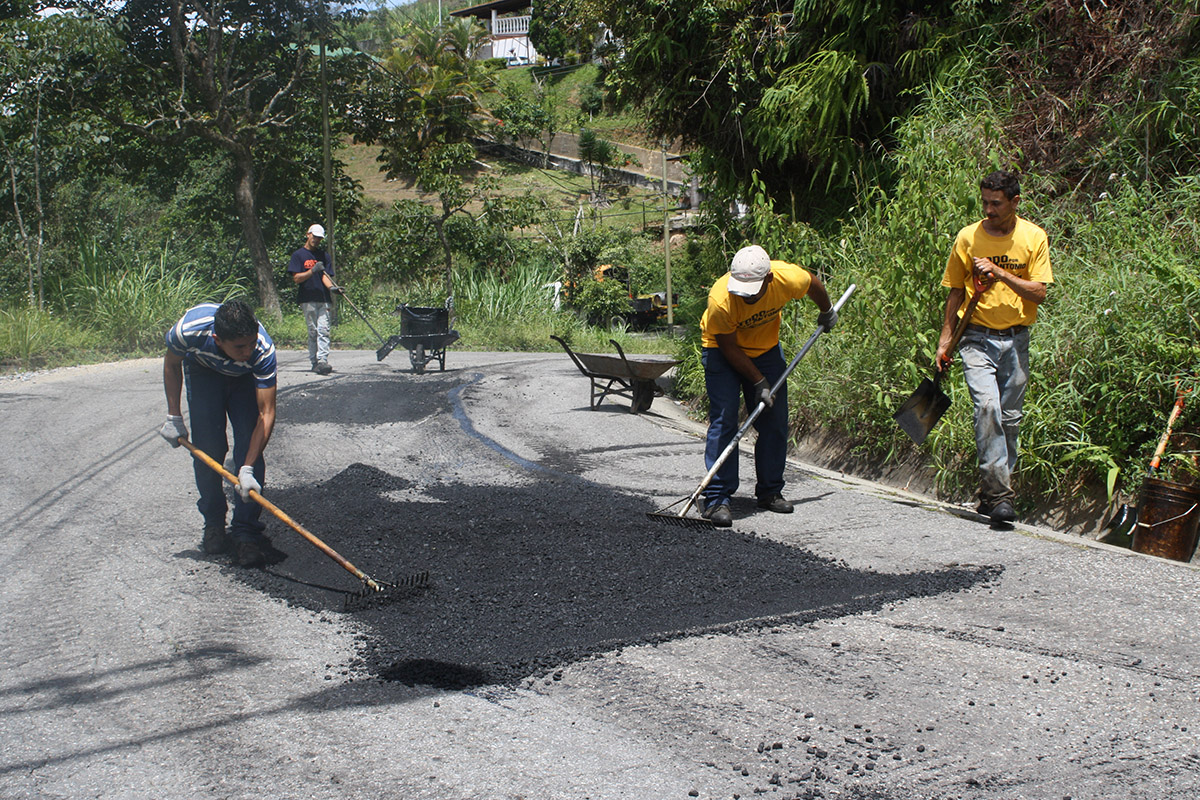 Alcaldía asfaltó zona industrial Kerch   