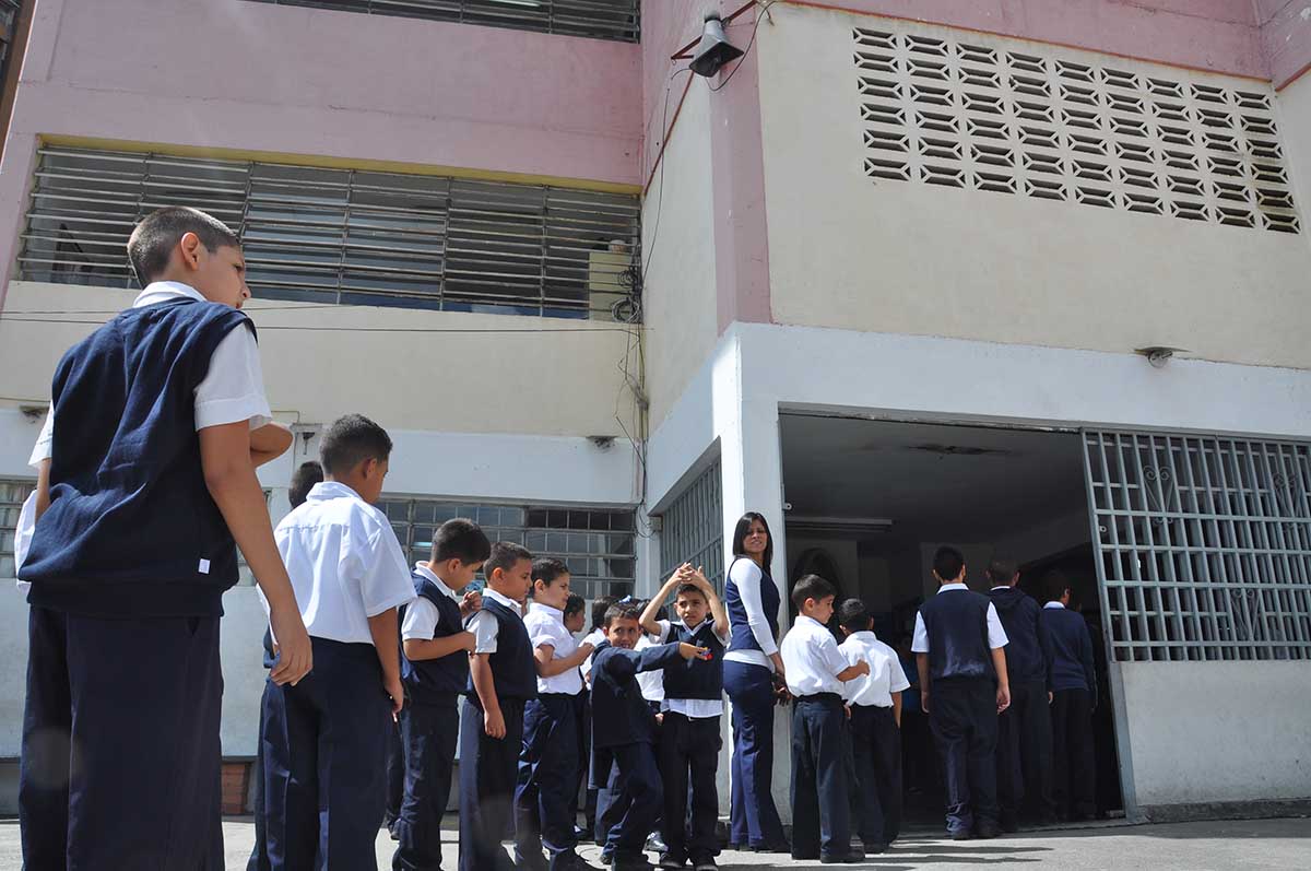 Estudiantes volvieron a clases tras “semana extra de vacaciones”