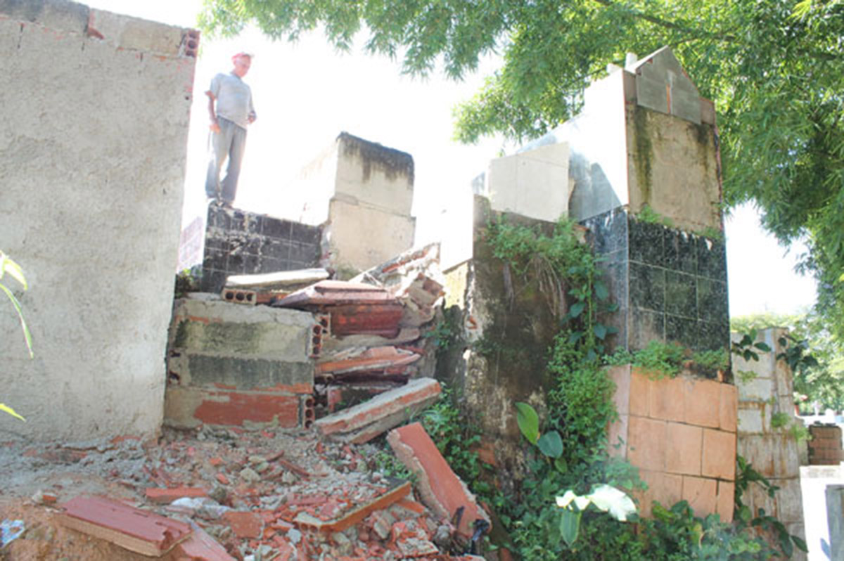 Pared de cementerio amenaza con arrasar fosas