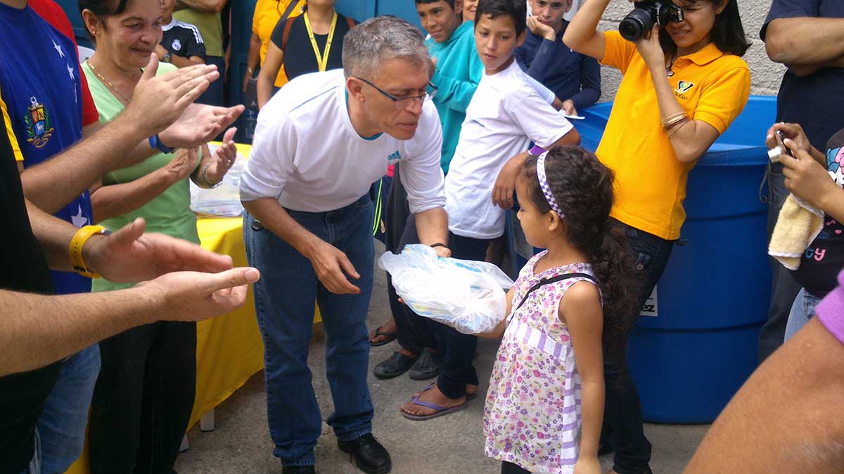 15 tanques y una calle pavimentada entregó Alcalde en Las Minas