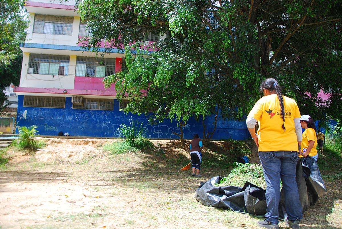 Continúan reparaciones en escuelas estadales