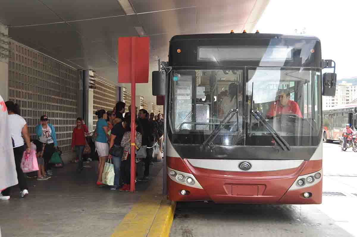 Activan rutas especiales de transporte en Los Teques