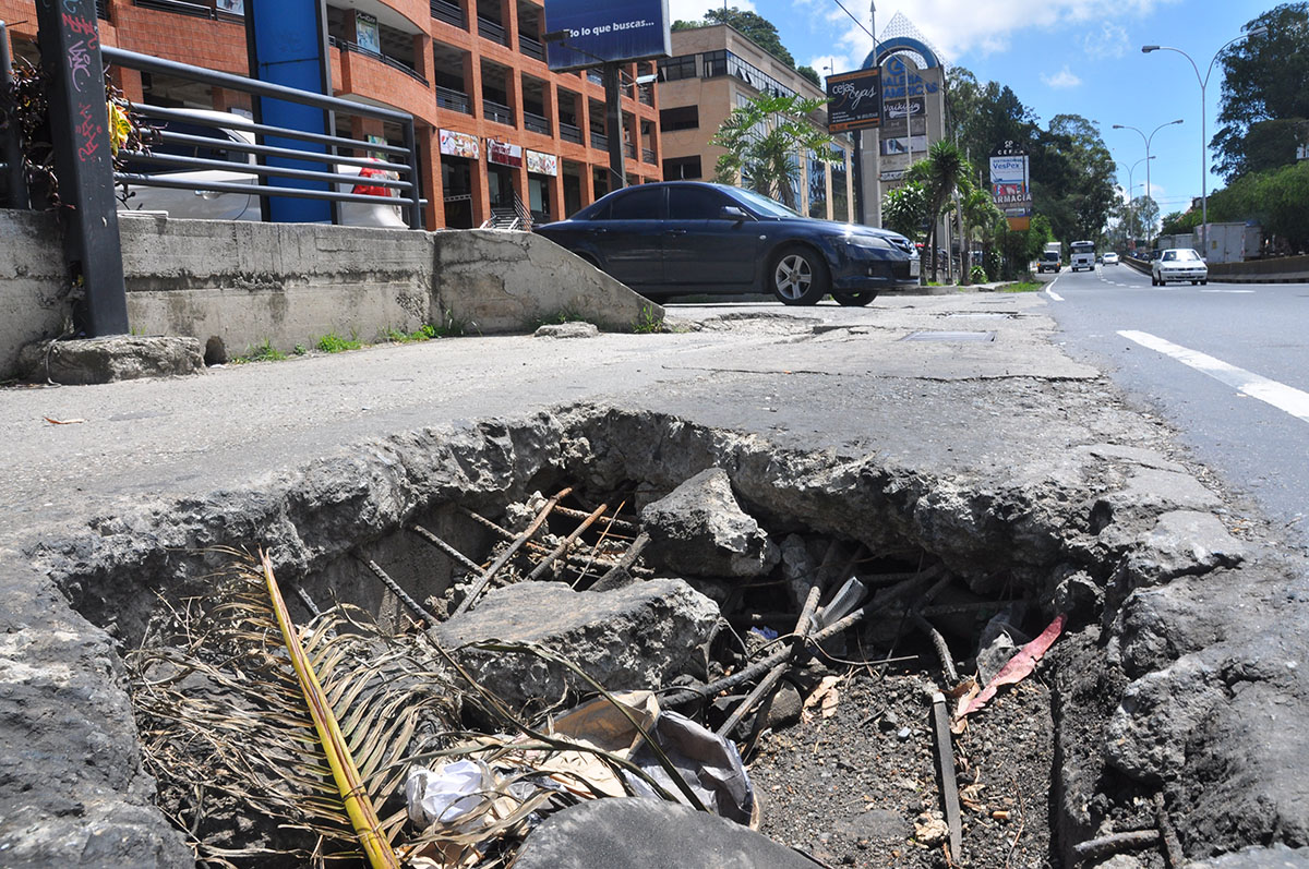 Esperan donación de asfalto para  tapar troneras en Las Minas