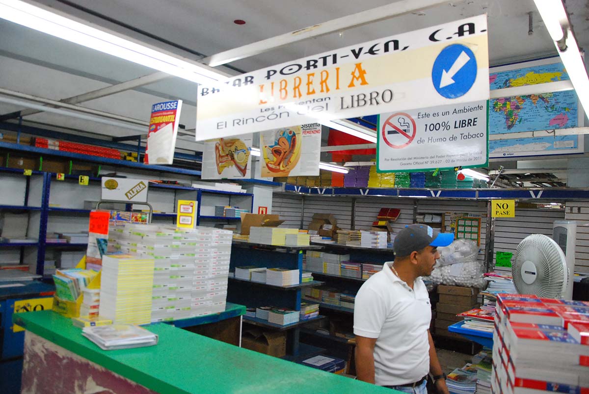 Ni con fiscalizaciones  bajan precios en librerías