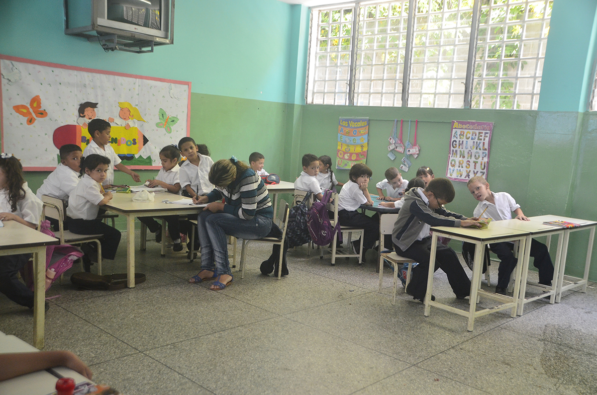 Escuelas estadales reciben guías de estudio