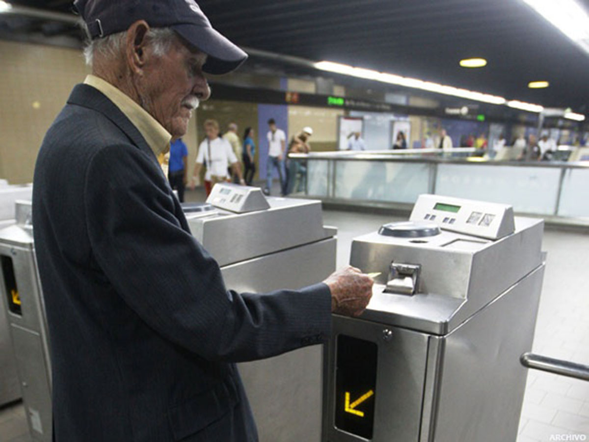 Exigen a la tercera edad hacer cola para retirar boletos del Metro