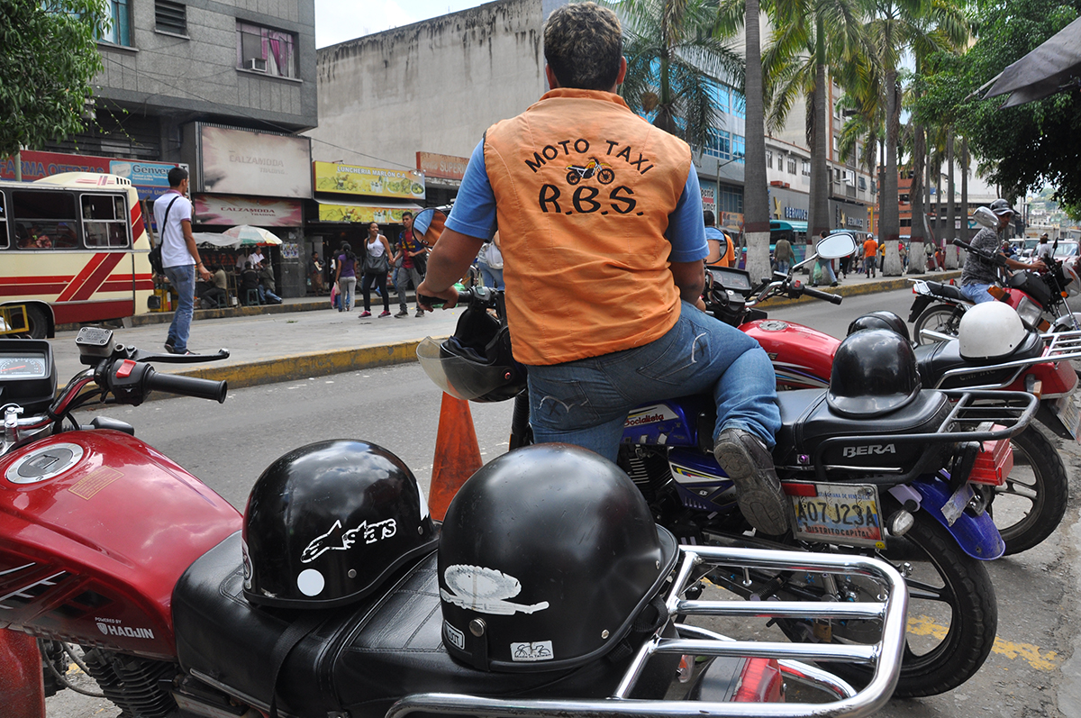 Mototaxistas cobran Bs. 100 la carrera mínima