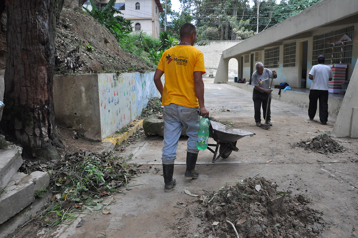 Lluvias dejaron barrial en patio de la UEE Cecilio Acosta