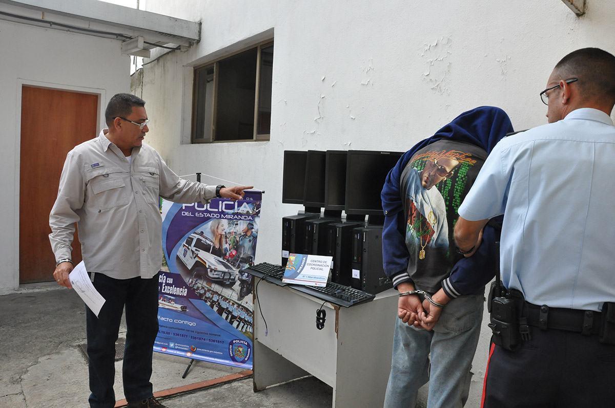 Capturados joven y menor que  hurtaban computadoras en la Unefa