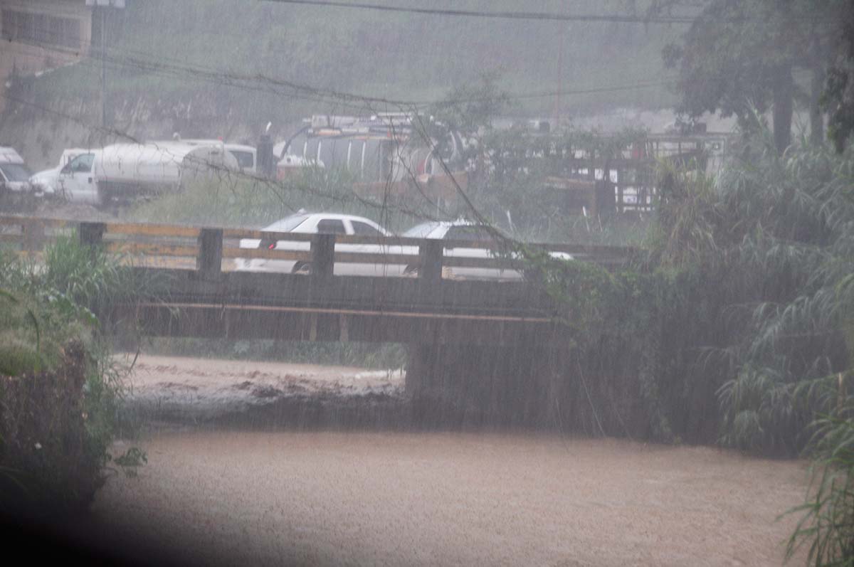 Aguacero causó emergencias en varios puntos de la ciudad