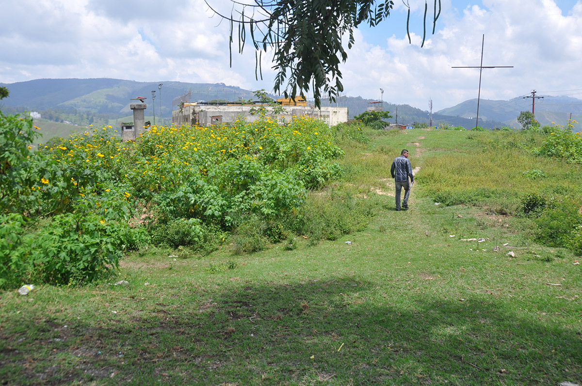 Blindan terreno en vía a El Retén para evitar invasiones