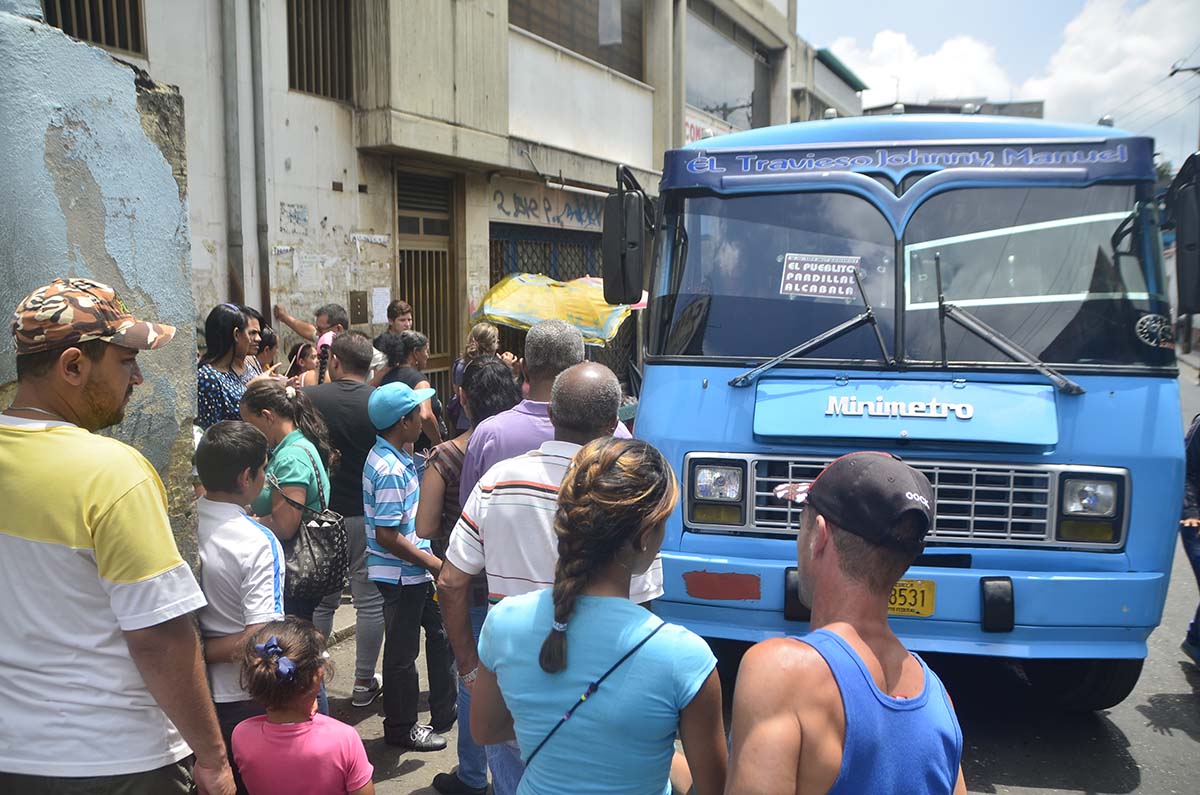 Usuarios se quejan por largas colas en parada de Lagunetica