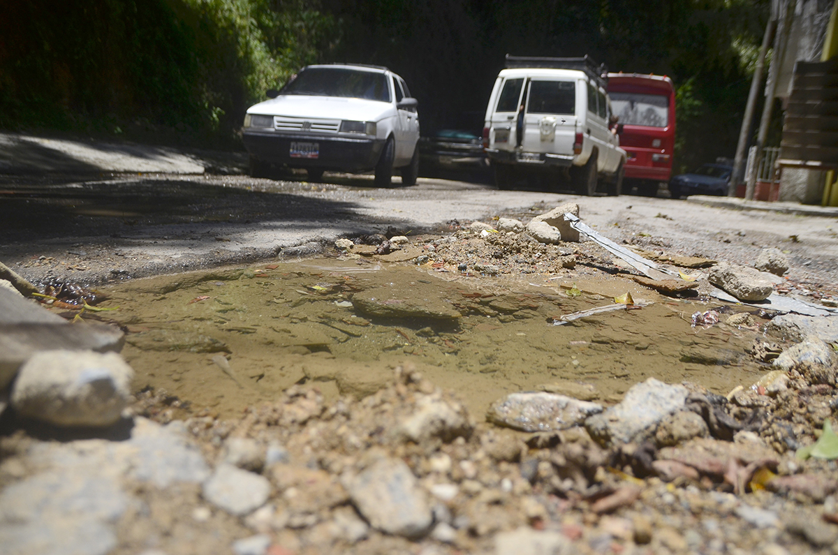 Tuberías rotas se comen la vía en Los Lagos