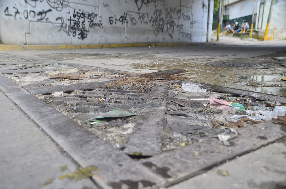 Alcantarilla obstruida mete miedo en Barrio La Cruz