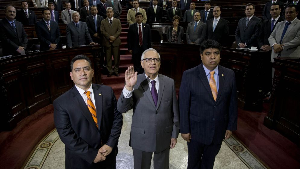 Alejandro Maldonado jura como nuevo presidente de Guatemala