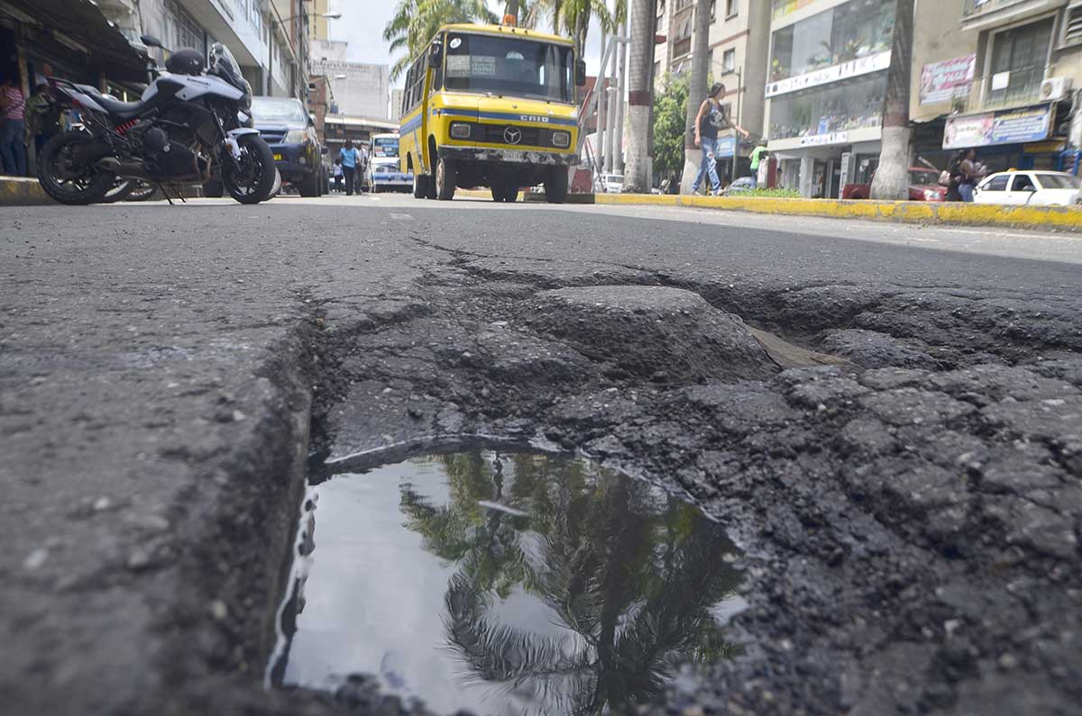 Cráter tragacarros hace estragos en la Bermúdez