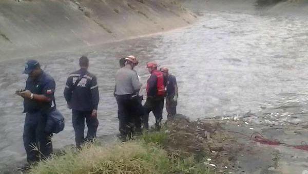 Buscan a niño que fue lanzado por su padrastro al Guaire