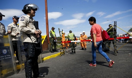 Abren paso en la frontera  para estudiantes y trabajadores