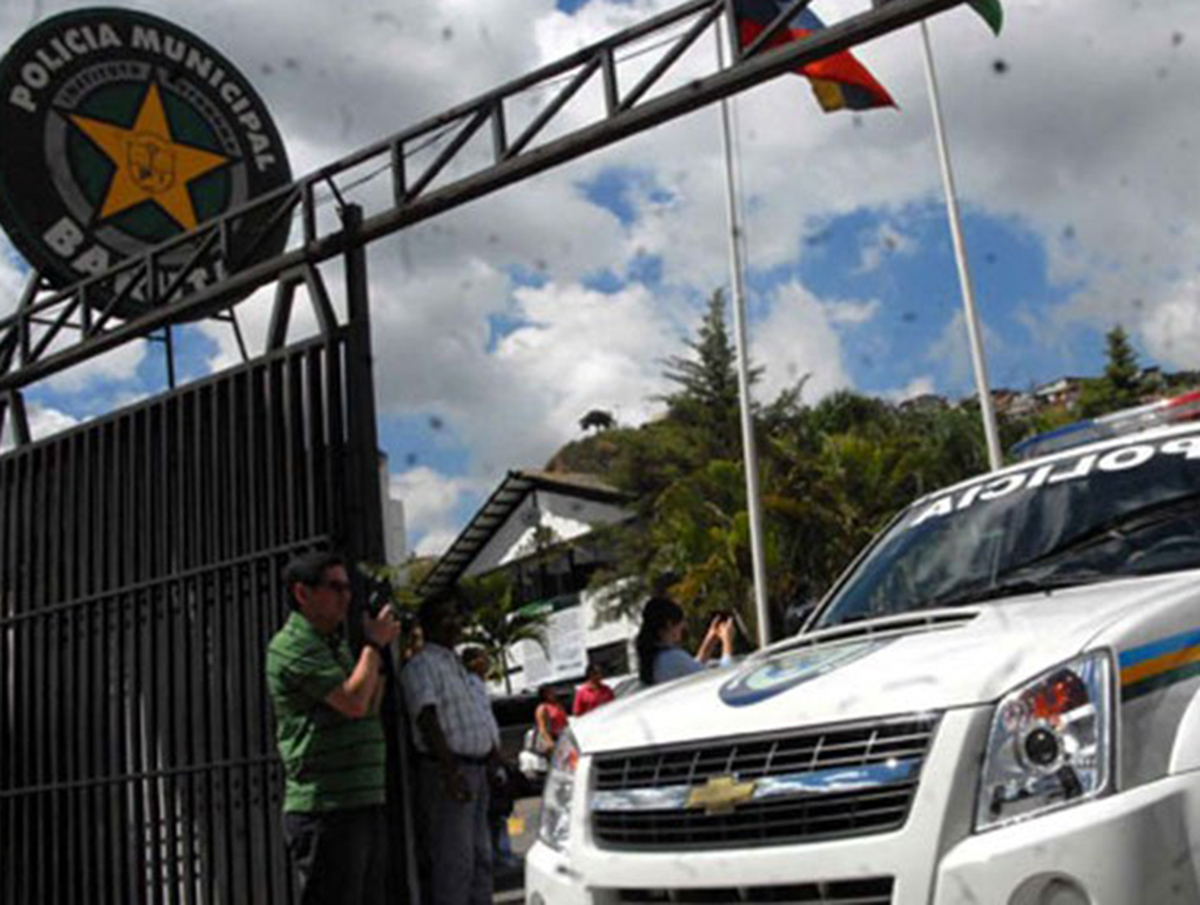 Blyde presume que banda de 50 motorizados lanzó granada a PoliBaruta