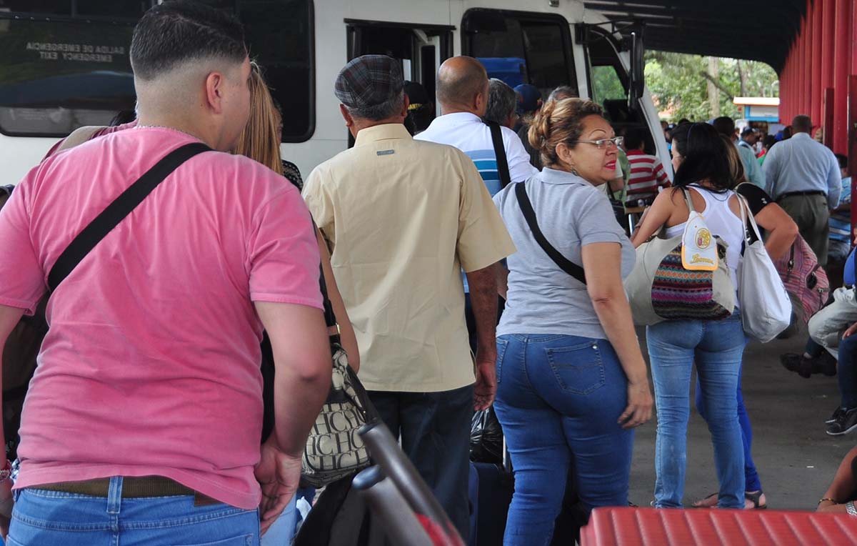 Llegaron temporadistas al terminal de Los Lagos