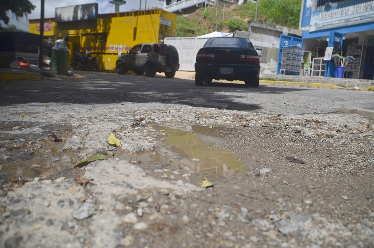 Tuberías rotas vuelven leña asfalto en El Rincón