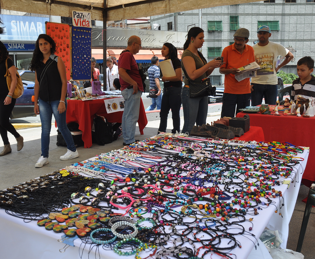 Feria Artesanal arrancó en la Andrés Bello