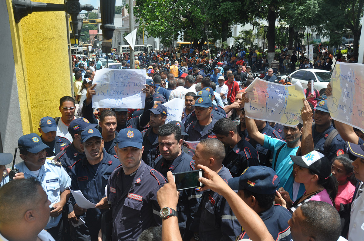 Otra vez los bomberos de Miranda protestan contra el Gobernador