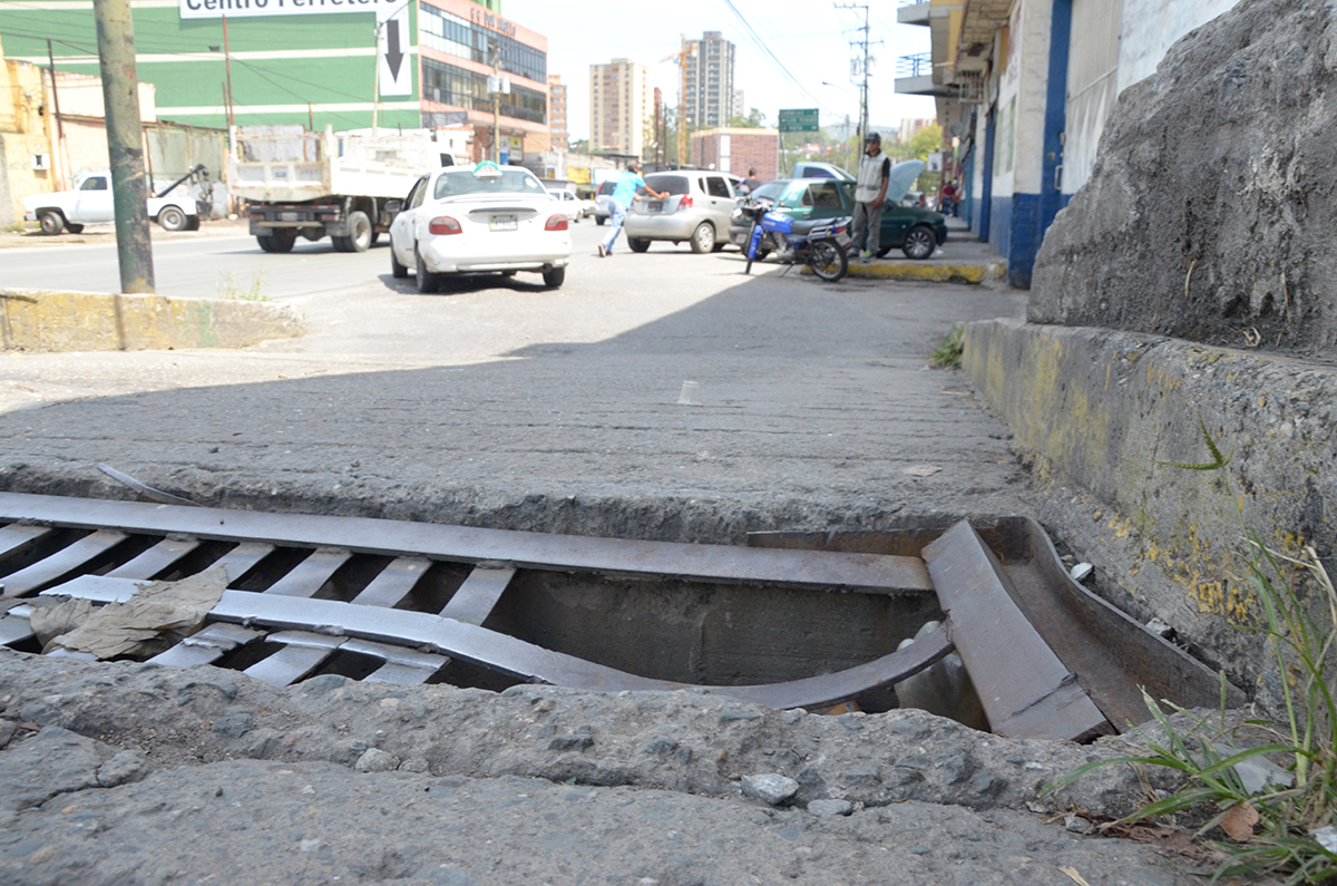 Claman por cariñito para alcantarillado en la Negro Primero