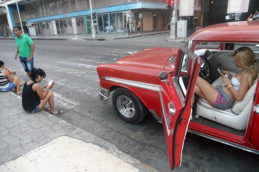El Wi-Fi público les da una primera prueba de Internet a los cubanos