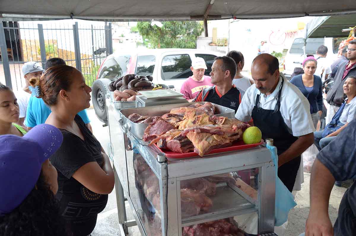 Amas de casa sufren para cubrir mercado semanal