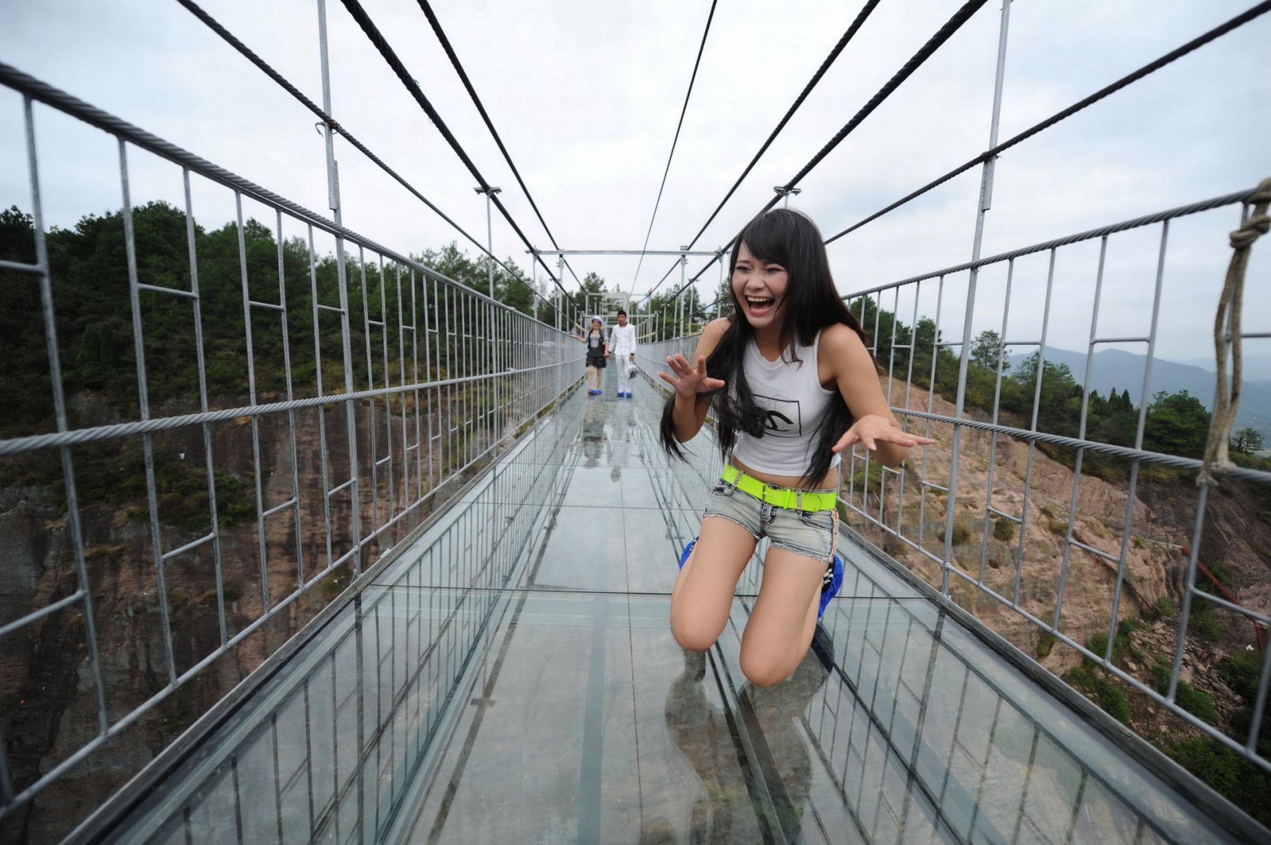 China inaugura uno de los puentes colgantes más aterradores del planeta