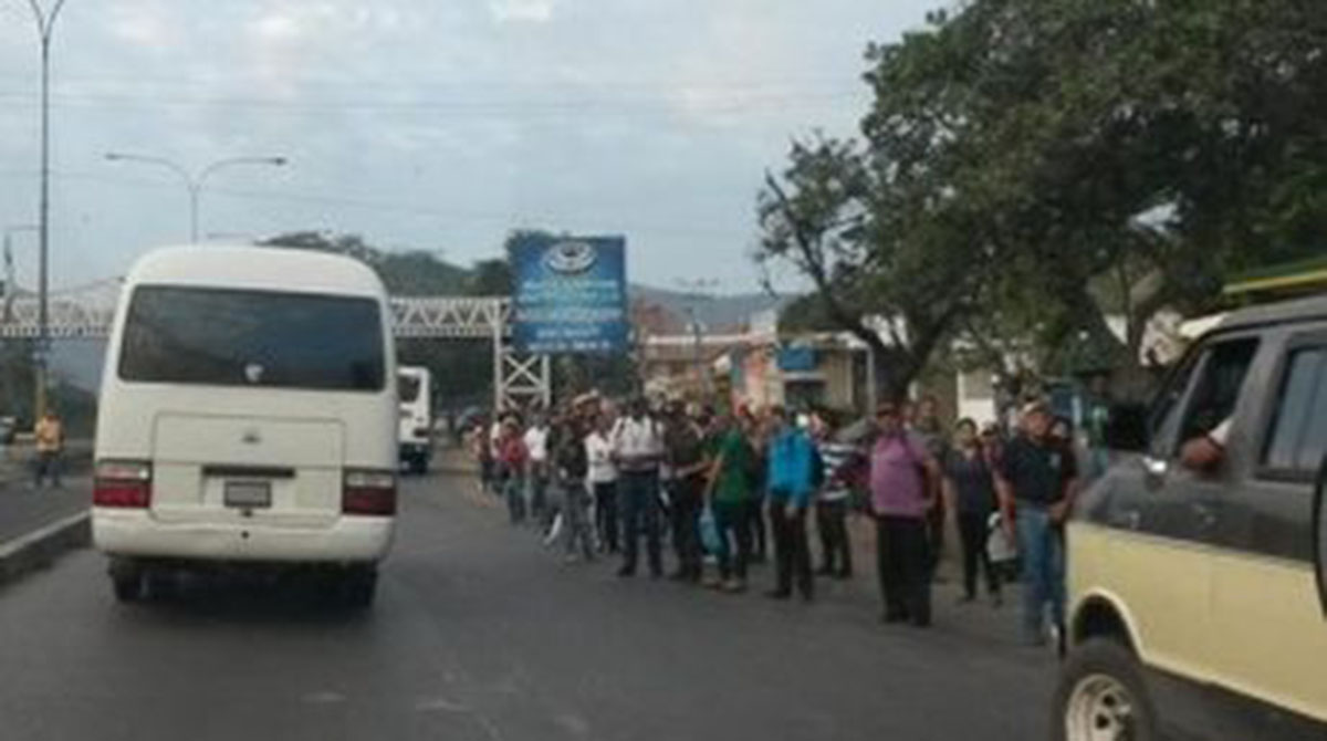 Paradas abarrotadas en El Tigre por paro de transporte