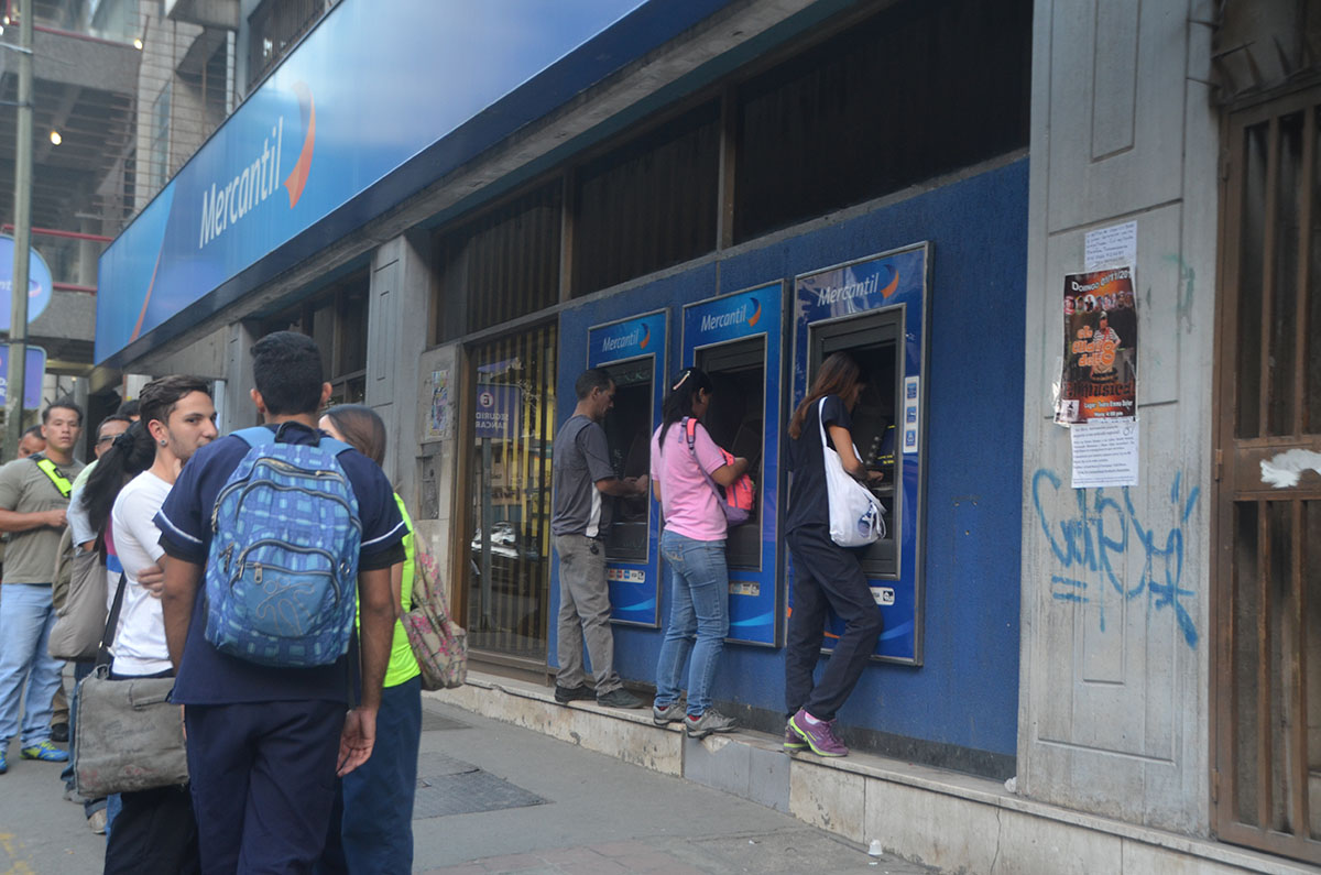 Sugieren usar banca electrónica y  no ir solo de compras en diciembre