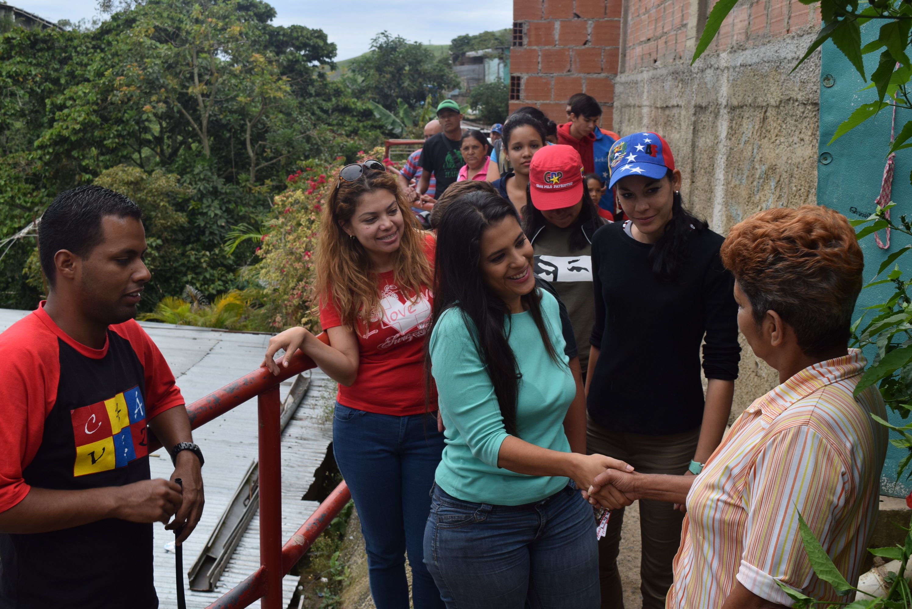 Érika Ortega visitó a residentes del km 18