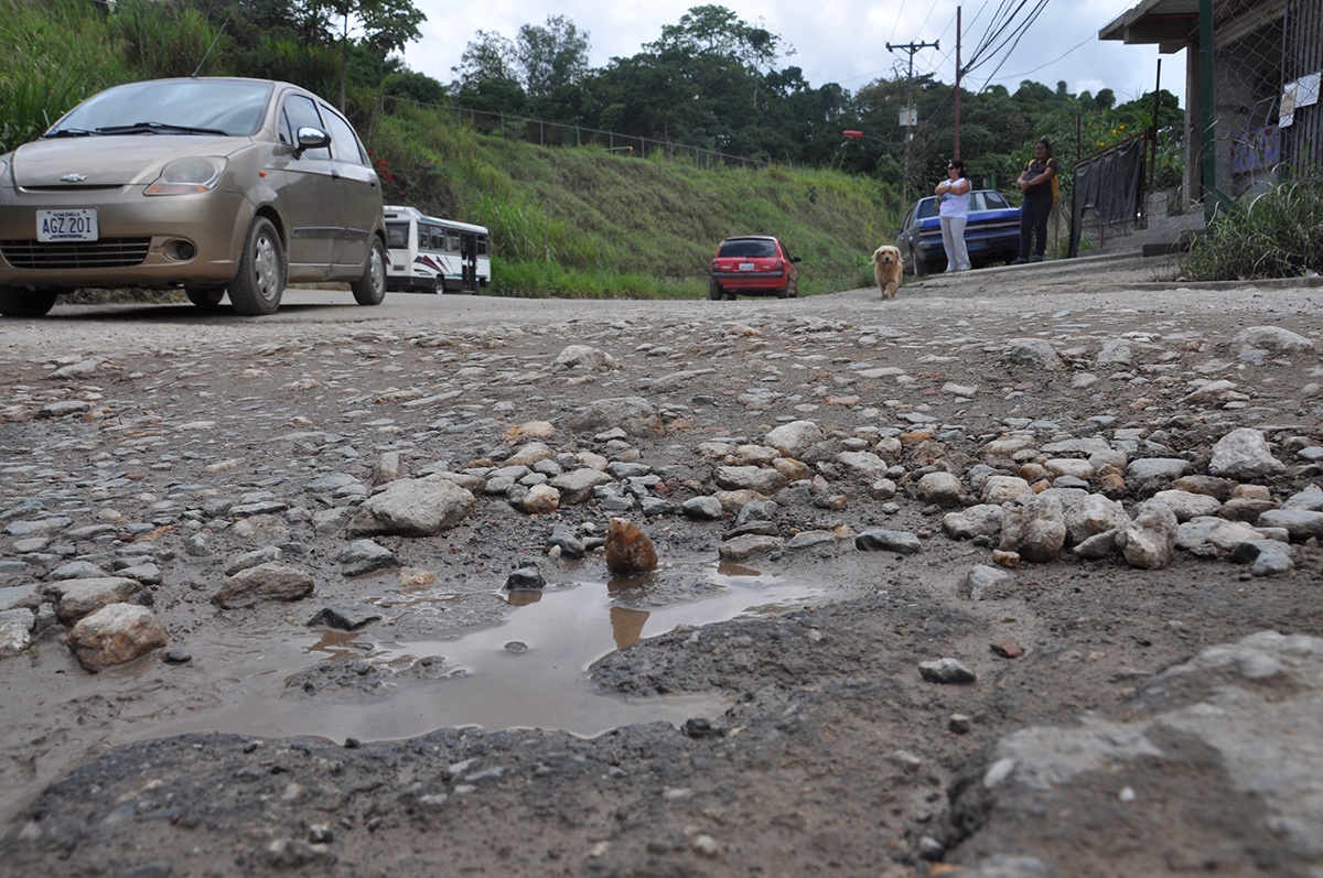 Escombros obstaculizan tránsito por la vía de El Rincón