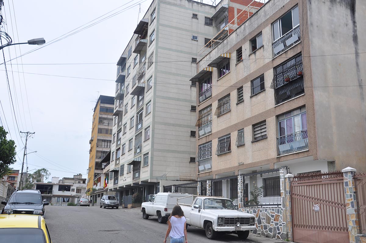 Rumbas afectan a vecinos en la calle Cardenal