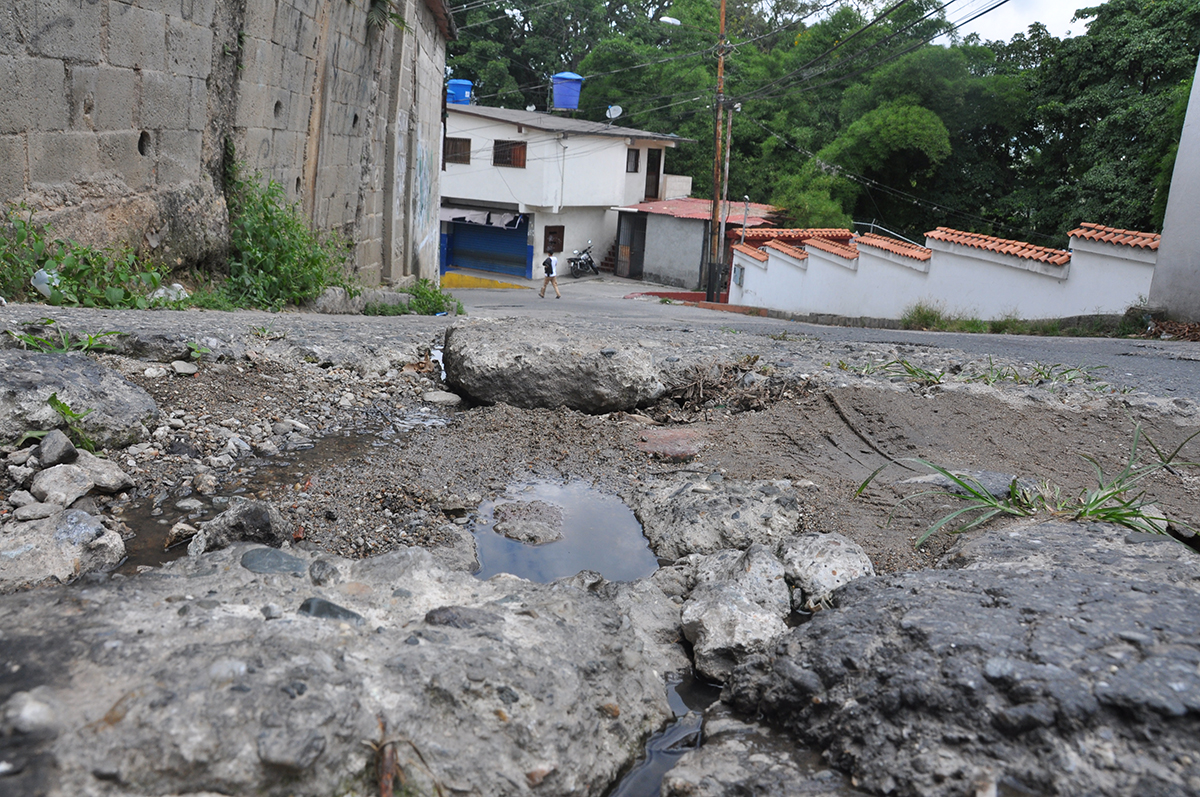 Calle de El Panadero sigue full de cráteres