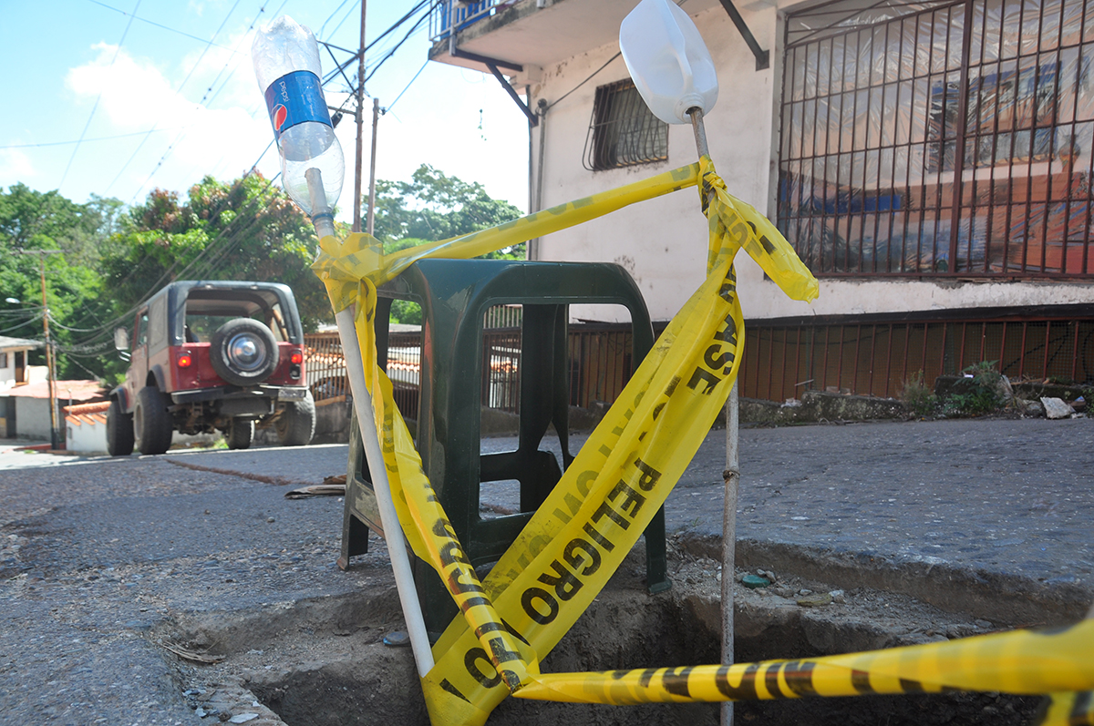 Par de troneras adorna calle La Estrella