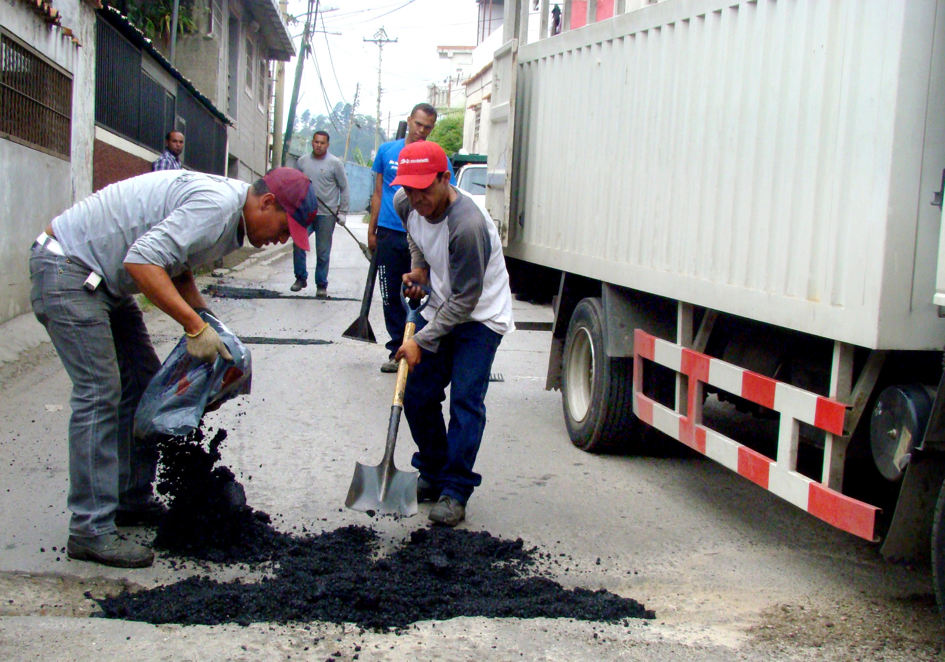 Arrancó plan de bacheo con 10 toneladas de asfalto