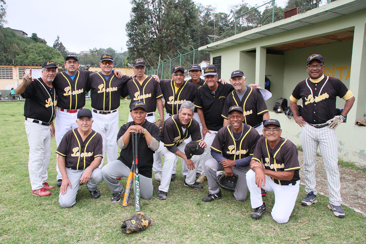 Leones de Joel Medina campeones en el softbol de los abuelos