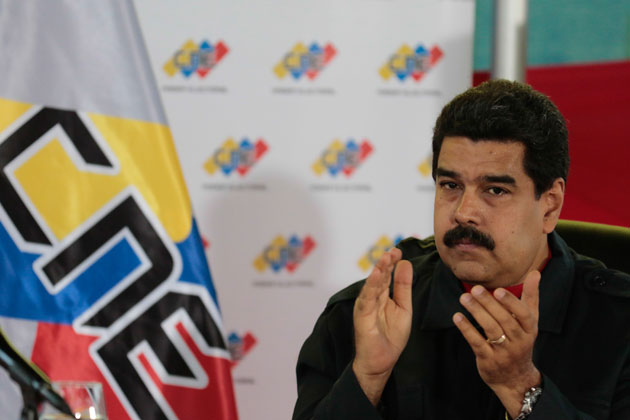 Maduro acudió al CNE a firmar compromiso de reconocimiento de resultados del 6D