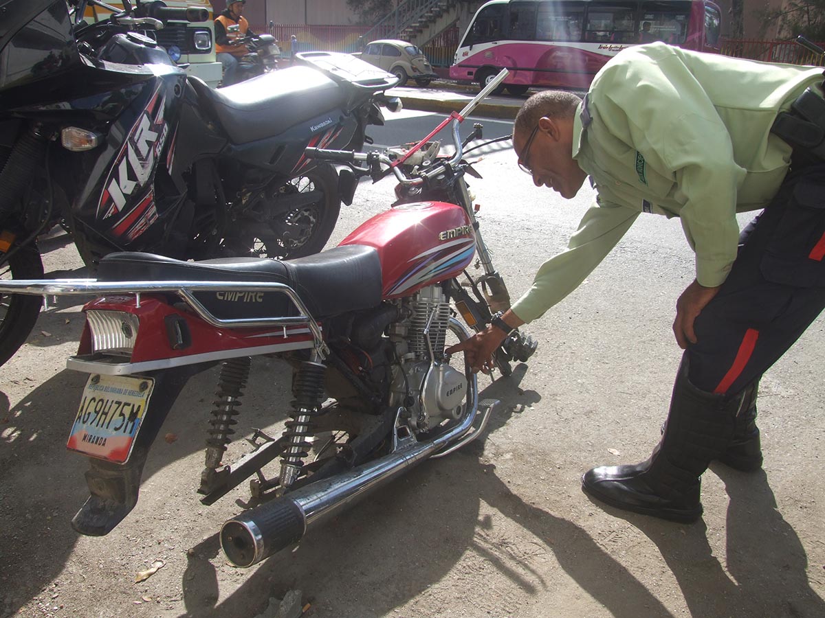 Poliguaicaipuro recupera un carro y moto en operativo