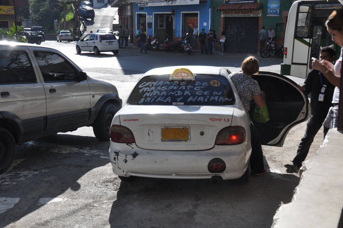 Denuncian hostigamiento contra taxistas salienses